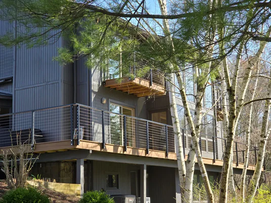 Comment tendre un garde-corps à câbles pour plus de sécurité et de conformité