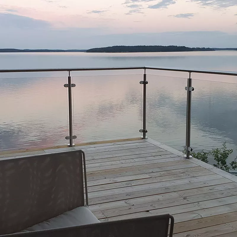 Comment les garde-corps en verre améliorent la sécurité et le design dans les espaces modernes ?