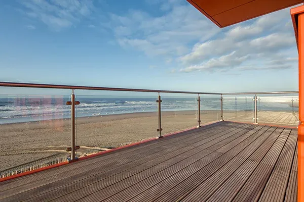 Quels facteurs faut-il prendre en compte avant d'installer des garde-corps en acier inoxydable ?