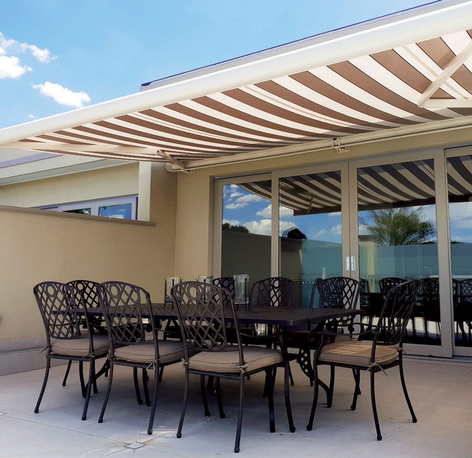 Quelle est la différence entre un store à cassette ouvert et fermé ?