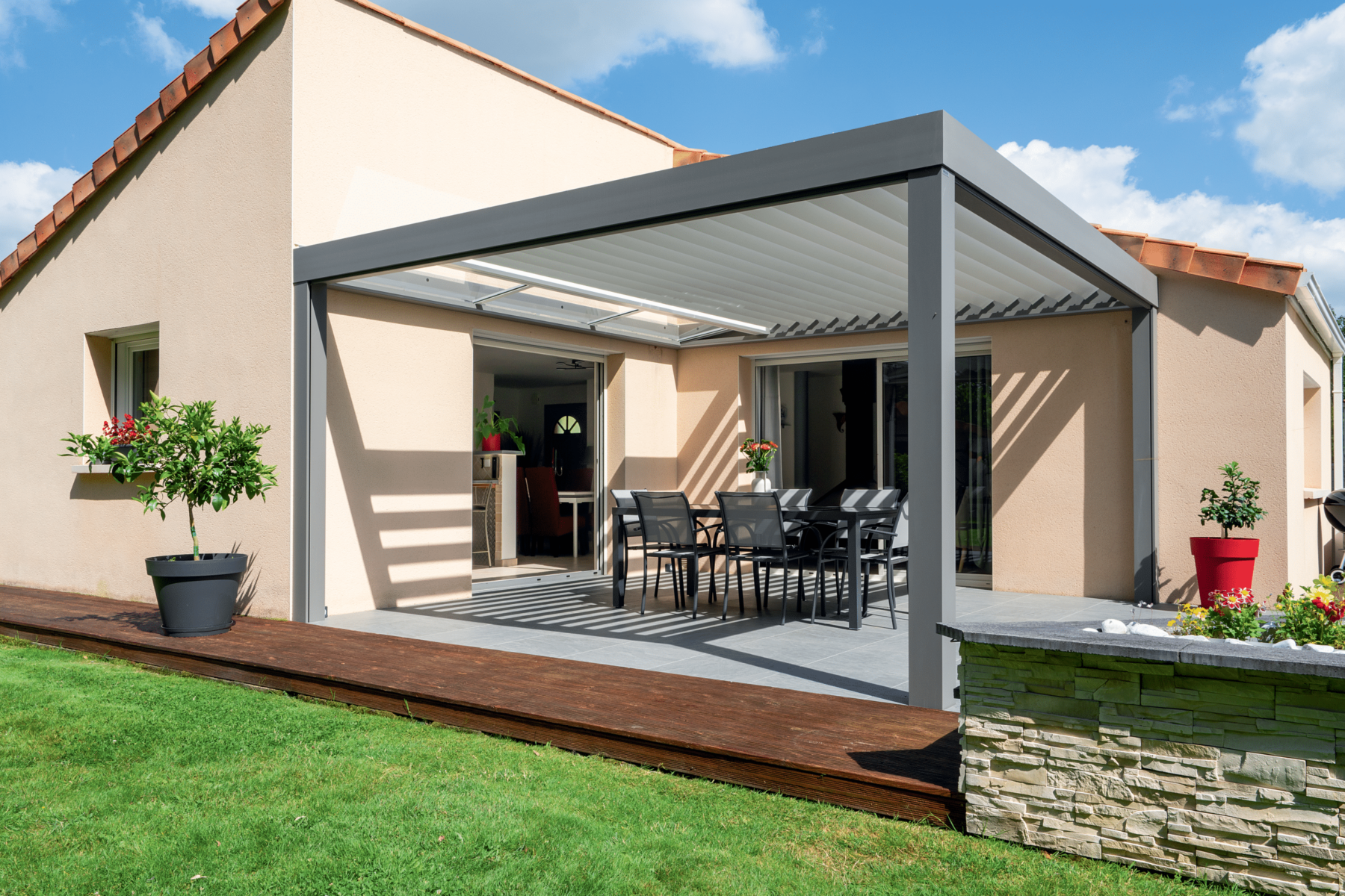 Pourquoi les installations de pergola deviennent essentielles pour la vie extérieure moderne ?