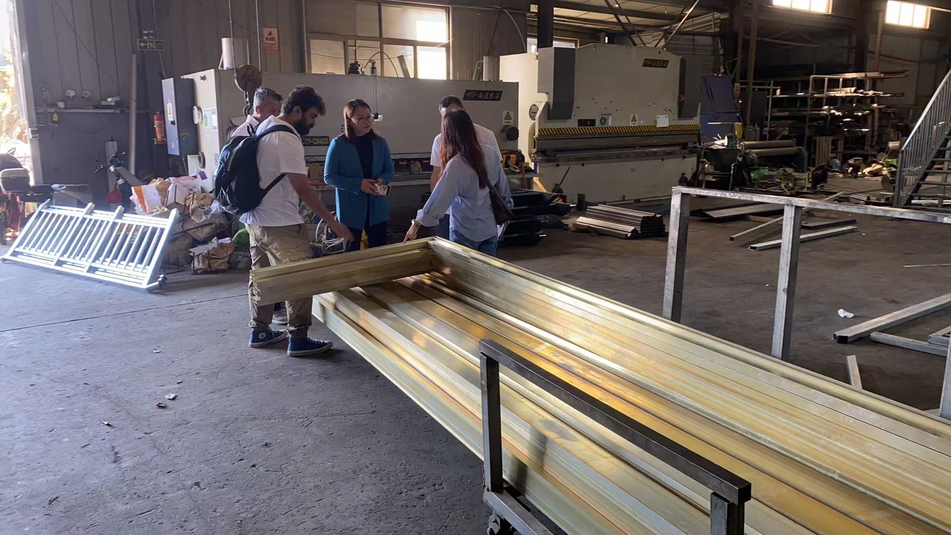 Un client de Dubaï inspecte les solutions de garde-corps en acier inoxydable chez Vionta Metal