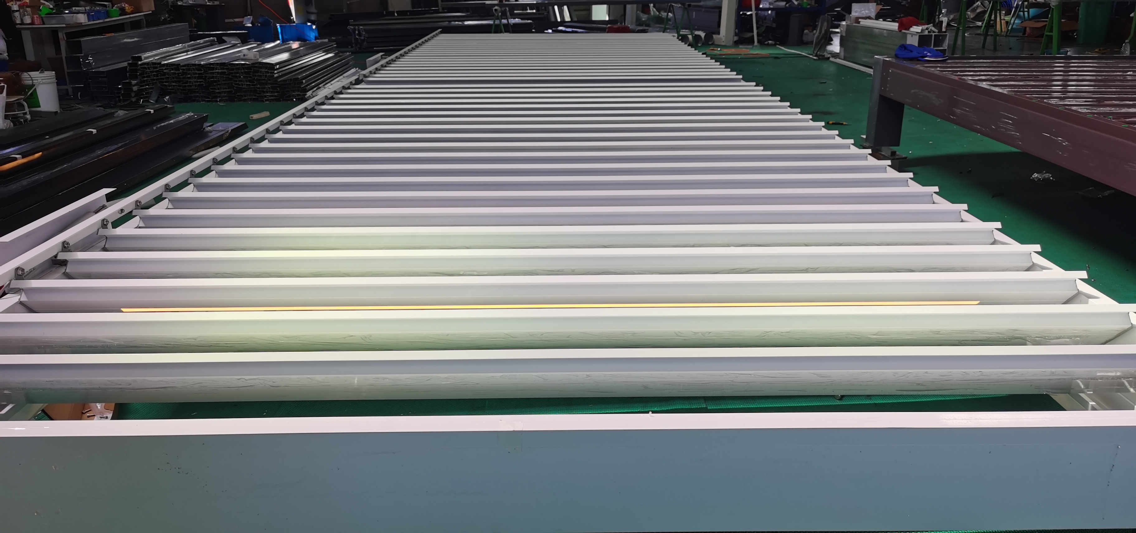 Pergola électrique à persiennes en aluminium sur mesure expédiée avec succès en Espagne