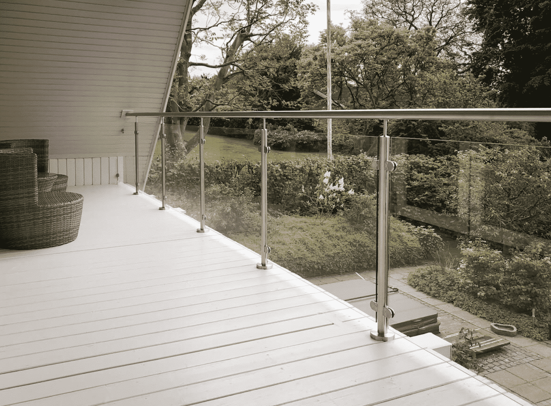 Comment enlever les taches d'eau dure sur les balustrades en verre ?