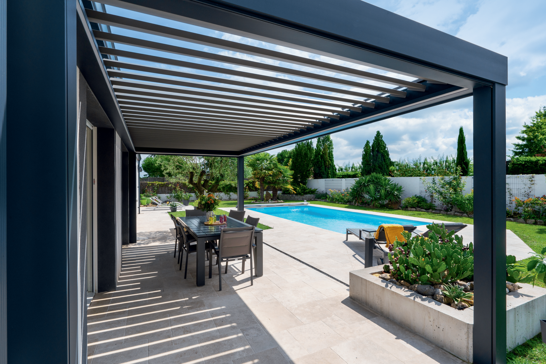 Dans quelle mesure une pergola à persiennes en aluminium est-elle étanche en cas de fortes pluies et comment tester sa capacité de drainage ?