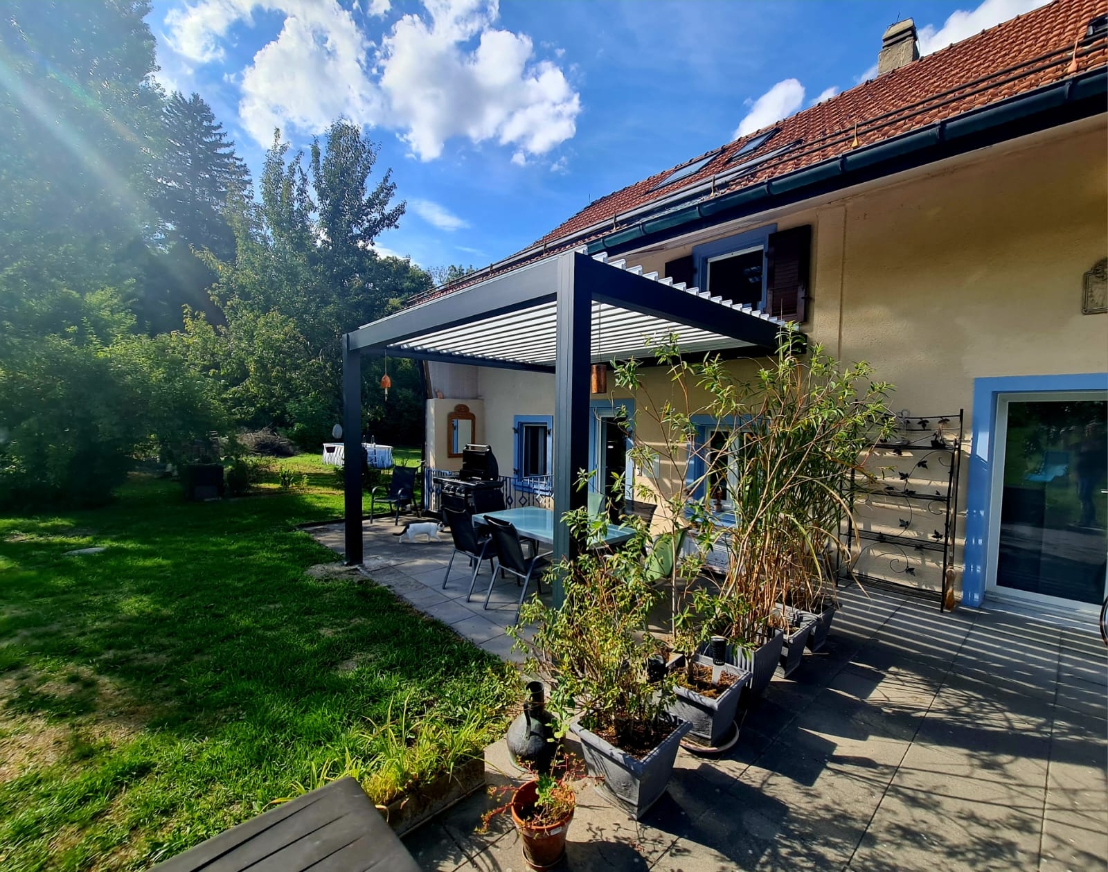 Un client suisse réalise une pergola en aluminium robuste de 4 × 3,5 m et partage une évaluation 5 étoiles
