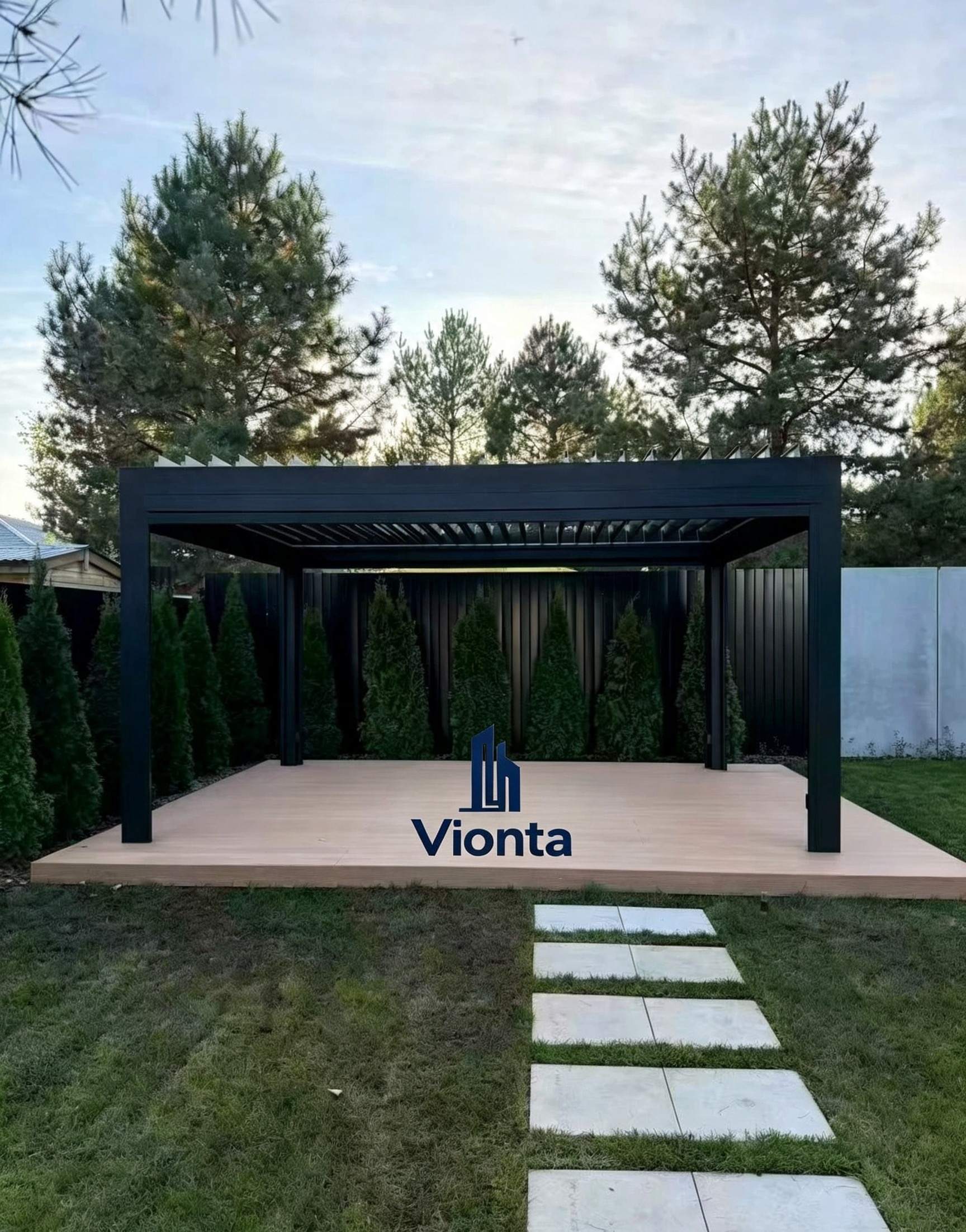 Un client russe partage l’installation d’une pergola en aluminium noir terminée