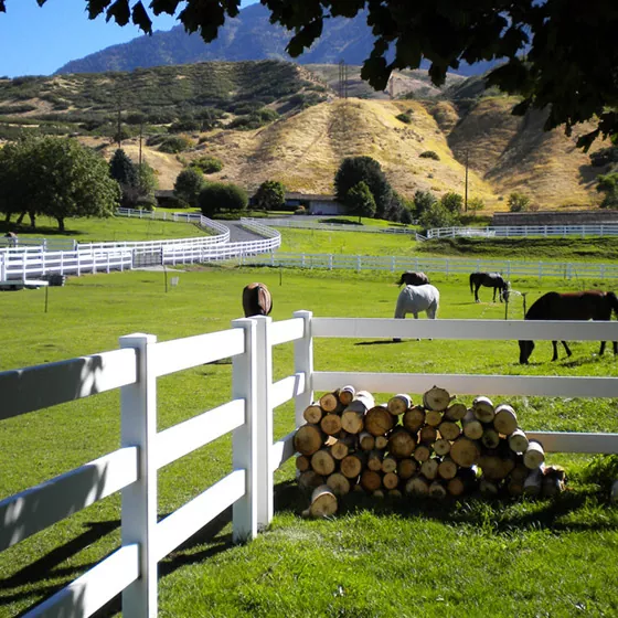 Clôture en vinyle à 3 rails