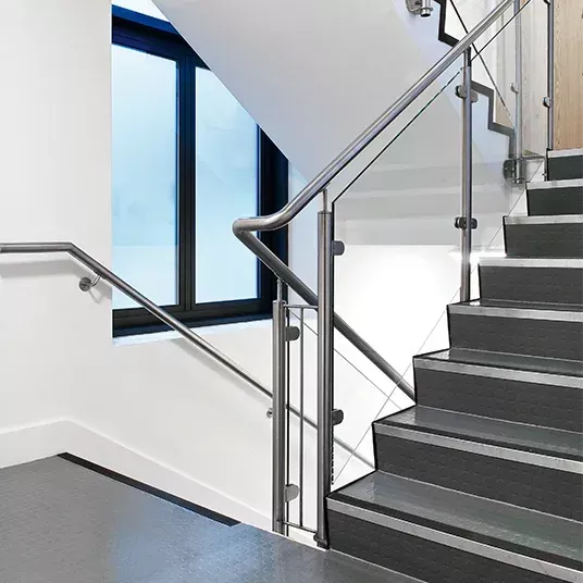 Rampe d'escalier en acier avec verre